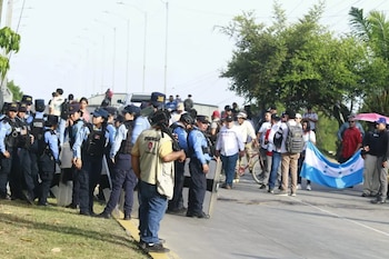 Los manifestantes rechazan el aumento de la tasa vehicular. (FOTO: La Prensa)