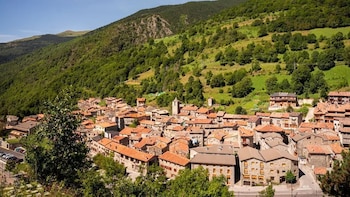 El pueblo del Pirineo catalán que abre las puertas al Parque Natural de las Capçaleres del Ter i del Freser: es perfecto para huir del calor y de las aglomeraciones