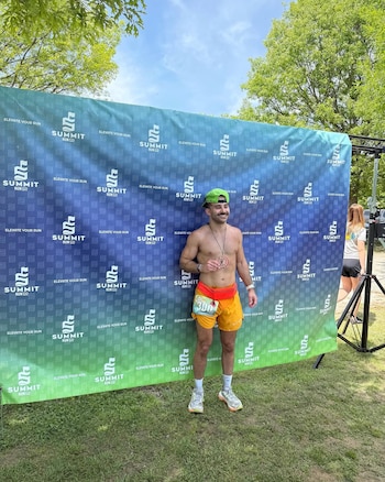 Influencer desató críticas por correr 5 kilómetros en su asiento durante un partido del Mundial