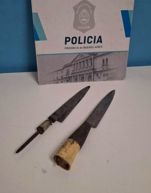 Dos cuchillos que secuestró la Policía Bonaerense en la vivienda