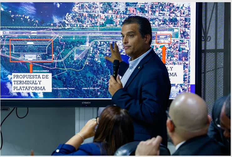 Rafael Bárcenas, director general de la Autoridad Aeronáutica Civil (AAC), entidad que impulsa la construcción del nuevo aeropuerto de Isla Colón, cuyo precio de referencia fue elevado de $20 millones a $25 millones. Tomada de la AAC