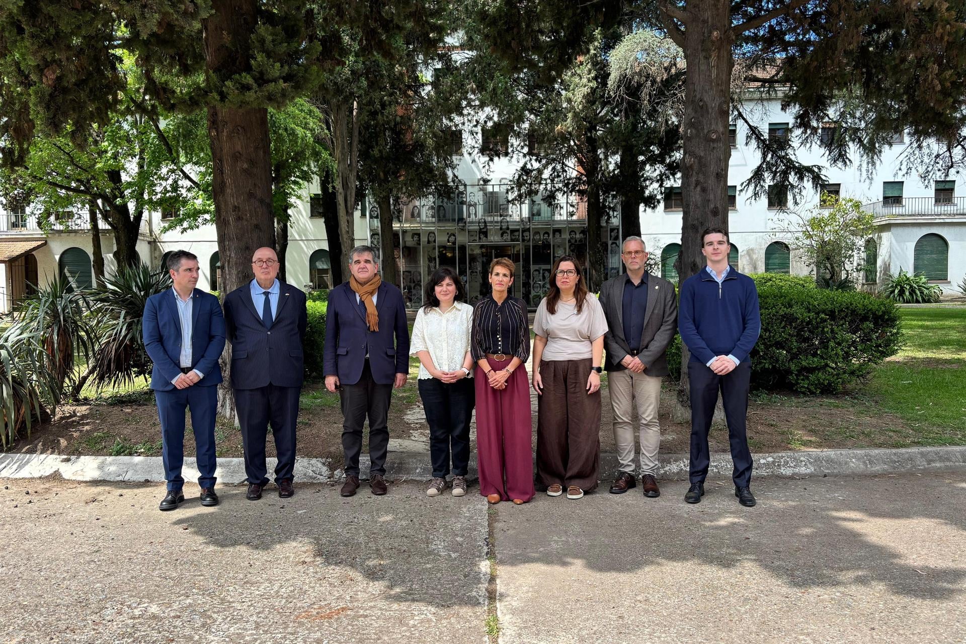 Chivite visita en Argentina la antigua Escuela Superior de Mecánica de la Armada, centro de detención en la dictadura