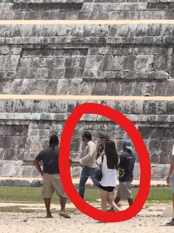 El conflicto entre vendedores y autoridades derivó en una jornada de tensión, ingresos sin control y turistas sobre la pirámide de Kukulcán. (TikTok / @edwar_t)