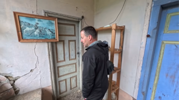 Álvaro enseñando una de las casas abandonadas de su pueblo en Asturias. (YouTube/@hilux_aventura)