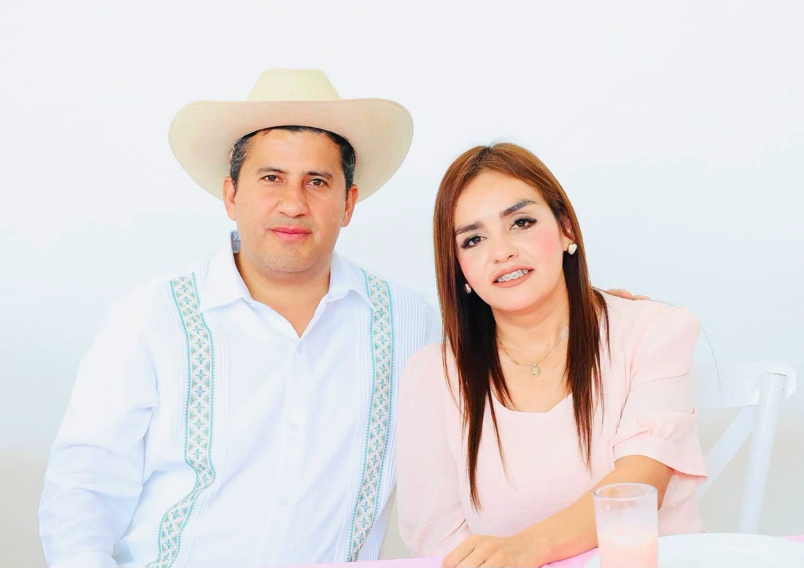 Grecia Quiroz y Carlos Manzo, en una fotografía compartida por la alcaldesa de Uruapan. (Crédito: X | )