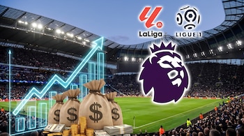 Sacos de dinero, billetes, monedas y una gráfica junto a los logotipos de la Premier League, LaLiga y la Ligue 1 en un estadio de fútbol.