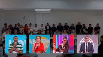 Cuatro retratos de dos hombres y dos mujeres en primer plano. Fondo desenfocado con asistentes a la conferencia de prensa de La Bella Luz.