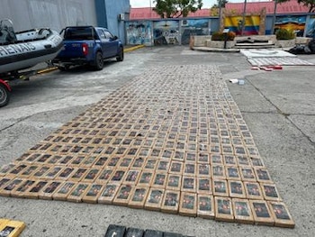 La Policía Nacional de Colombia y la DEA incautaron 3.679 kilos de clorhidrato de cocaína en Guayas, Ecuador - crédito @mindefensa/X