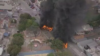 Miembros del Comando Vermelho montaron barricadas con neumáticos en llamas e incendiaron dos autobuses (TV Globo)