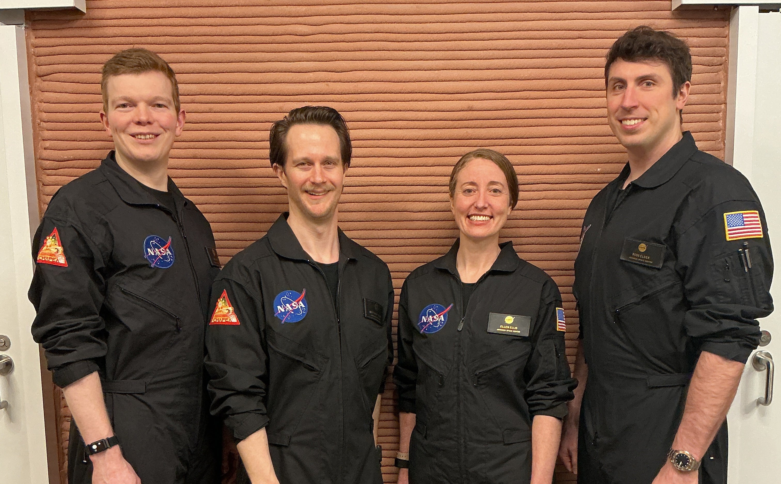 De izquierda a derecha, James Spicer, Matthew Montgomery, Ellen Ellis y Ross Elder, los cuatro tripulantes de la Misión 2 de CHAPEA, completaron un año de aislamiento en el hábitat que simula las condiciones de vida en Marte. (NASA)