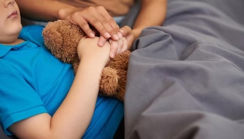 Especialistas recomiendan no automedicarse ante síntomas como fiebre, erupciones abdominales y dolor ocular, y acudir a consulta médica inmediata para evitar complicaciones graves por dengue. (Cortesía: Freepik)