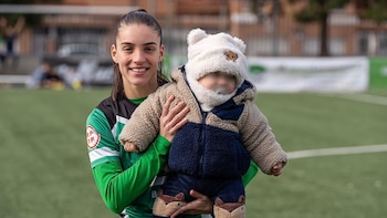 Raquel Ayuso, un ejemplo de que se puede ser a la vez futbolista y madre: “Intento que mi hijo vea que la maternidad no significa renunciar a tu sueño”
