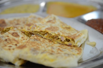 Así se hace el murtabak, un pan plano relleno típico de la cocina de Malasia (Flickr)