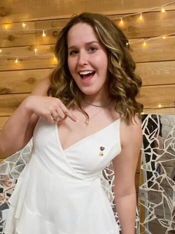 Alison Pickering, de 23 años, falleció tras consumir un platillo que contenía un alérgeno no indicado en el menú de su restaurante habitual. (Facebook: Alison Pickering)