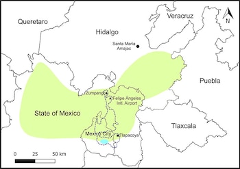 Mapa en blanco y negro con una zona verde que abarca el Estado de México, Hidalgo y la Ciudad de México junto a una escala de distancia