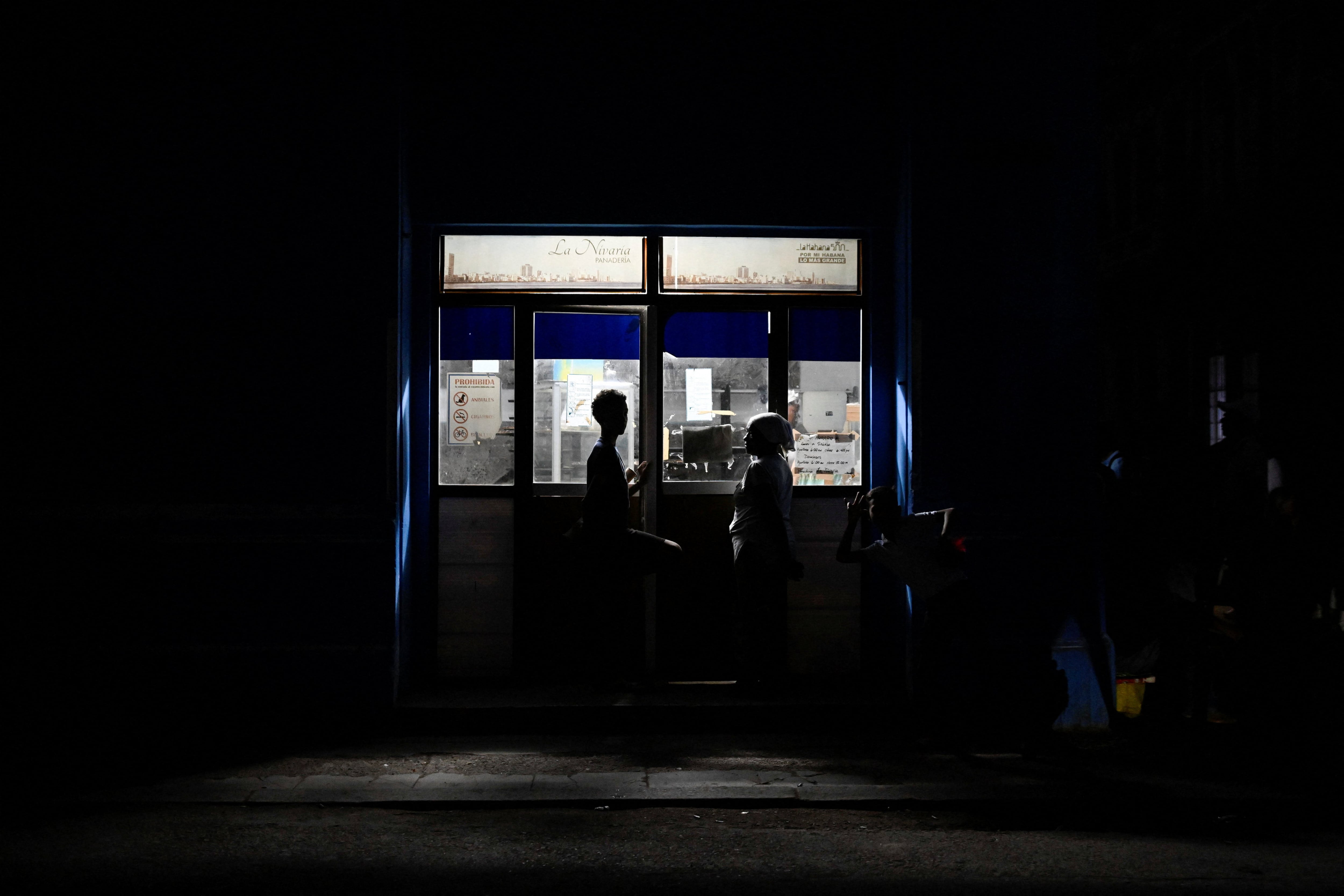 People wait to buy bread during a mass blackout across most of the country, in Havana, Cuba March 4, 2026. REUTERS/Norlys Perez