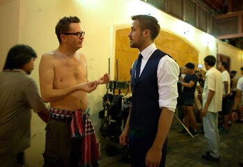 Nicolas Winding Refn junto a Ryan Gosling en el rodaje de 'Solo Dios perdona'