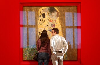 Una pareja frente a la