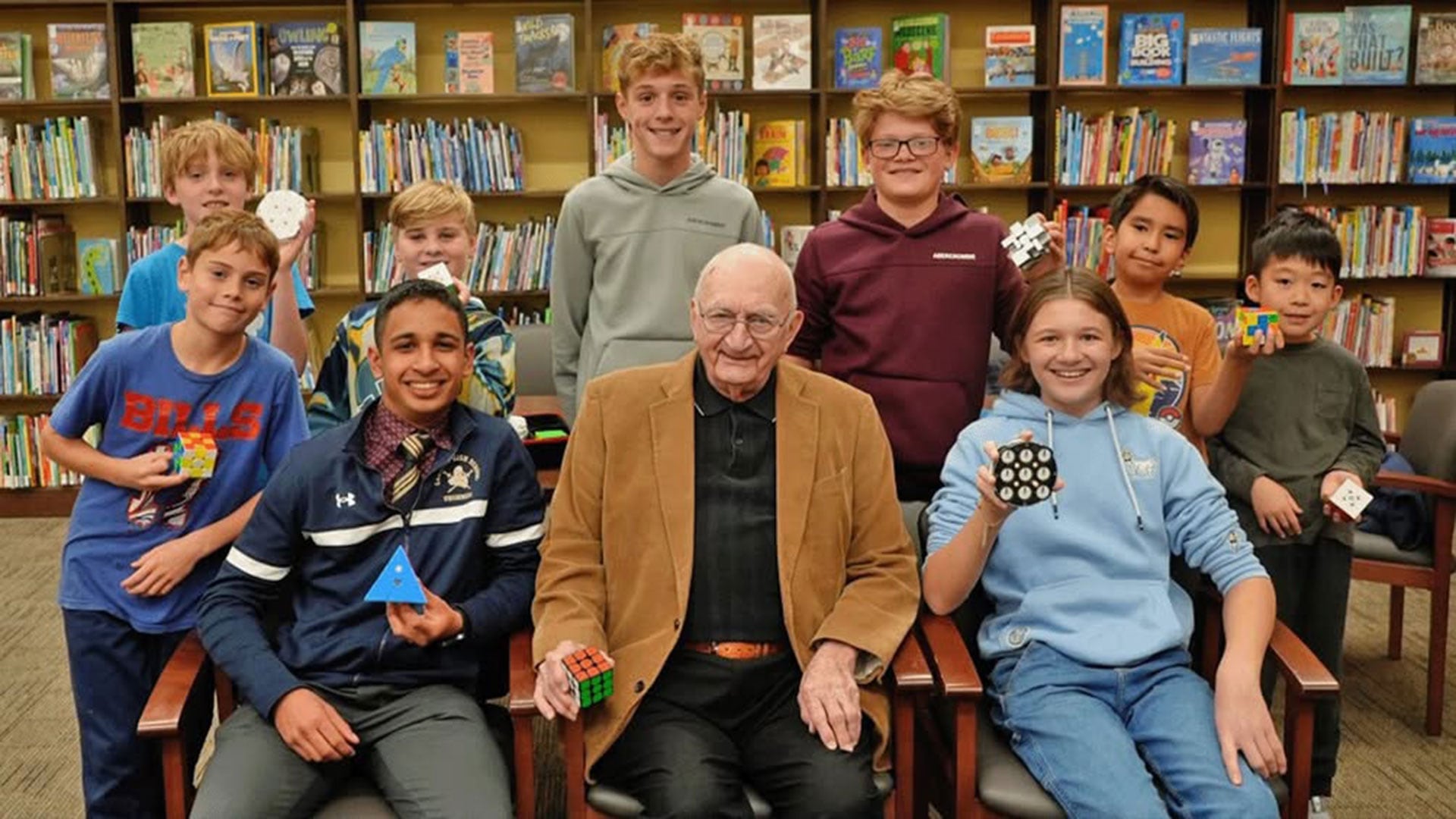 Frank Ziemenski se convirtió en la persona de mayor edad en competir oficialmente en una prueba de cubo Rubik, según Guinness World Records (Créditos: Guinness World Records)