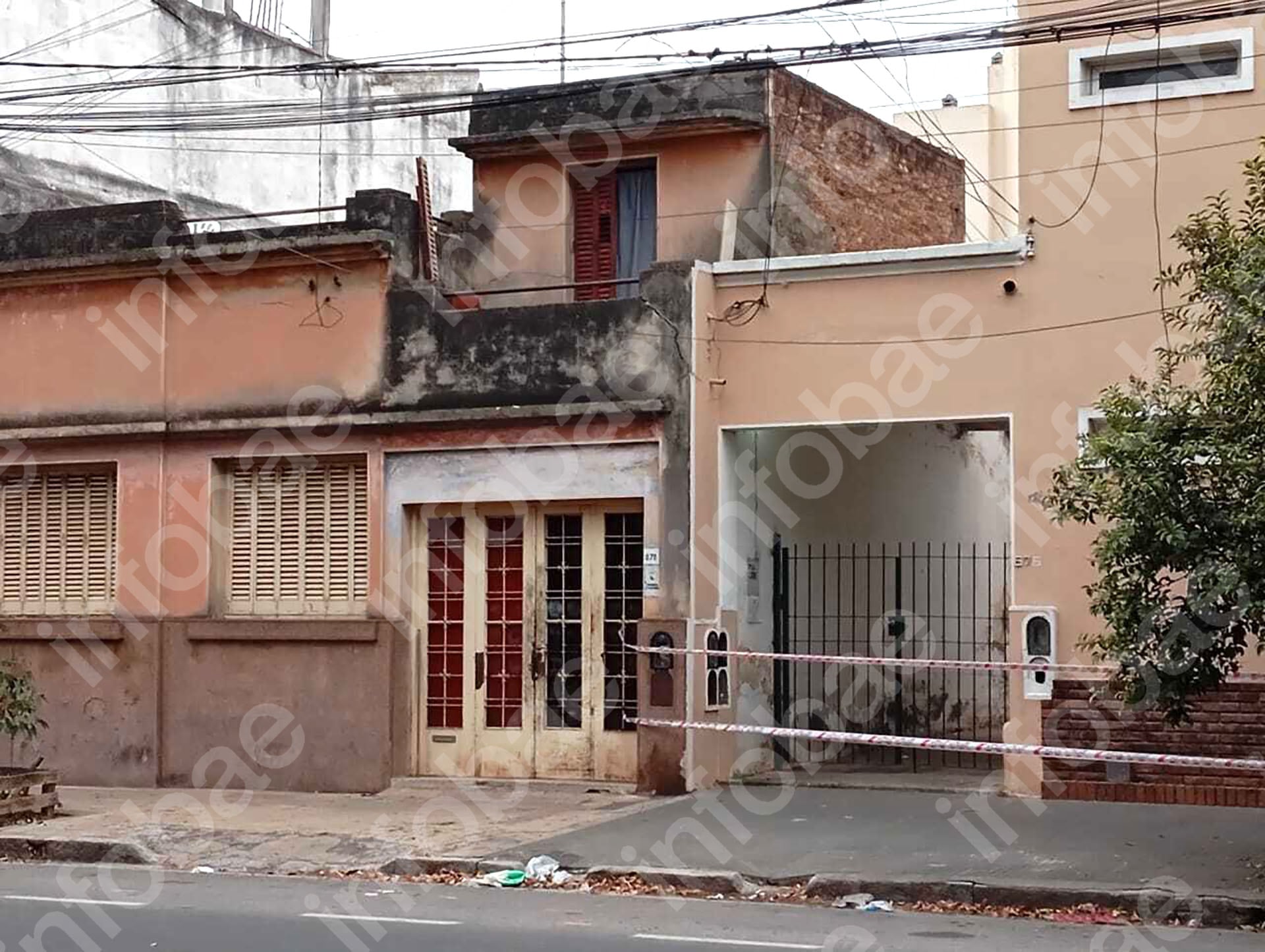 La casa de Claudio Gabriel Barrelier, el único detenido por la desaparición de Agostina Vega, está acordonada con cinta de seguridad en la calle.