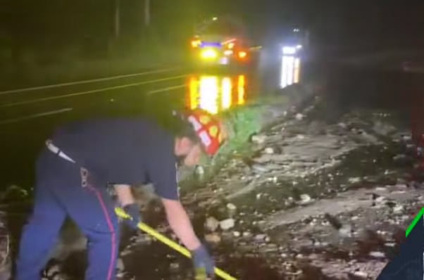 Las autoridades recomendaron usar rutas alternas y seguir el estado de la carretera porque las lluvias de la depresión tropical Cristina persisten en la región./ (Bomberos Municipales Departamentales)
