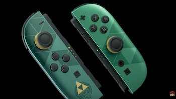 Dos mandos verdes con botones, palancas analógicas y el símbolo dorado de la Trifuerza sobre un fondo negro