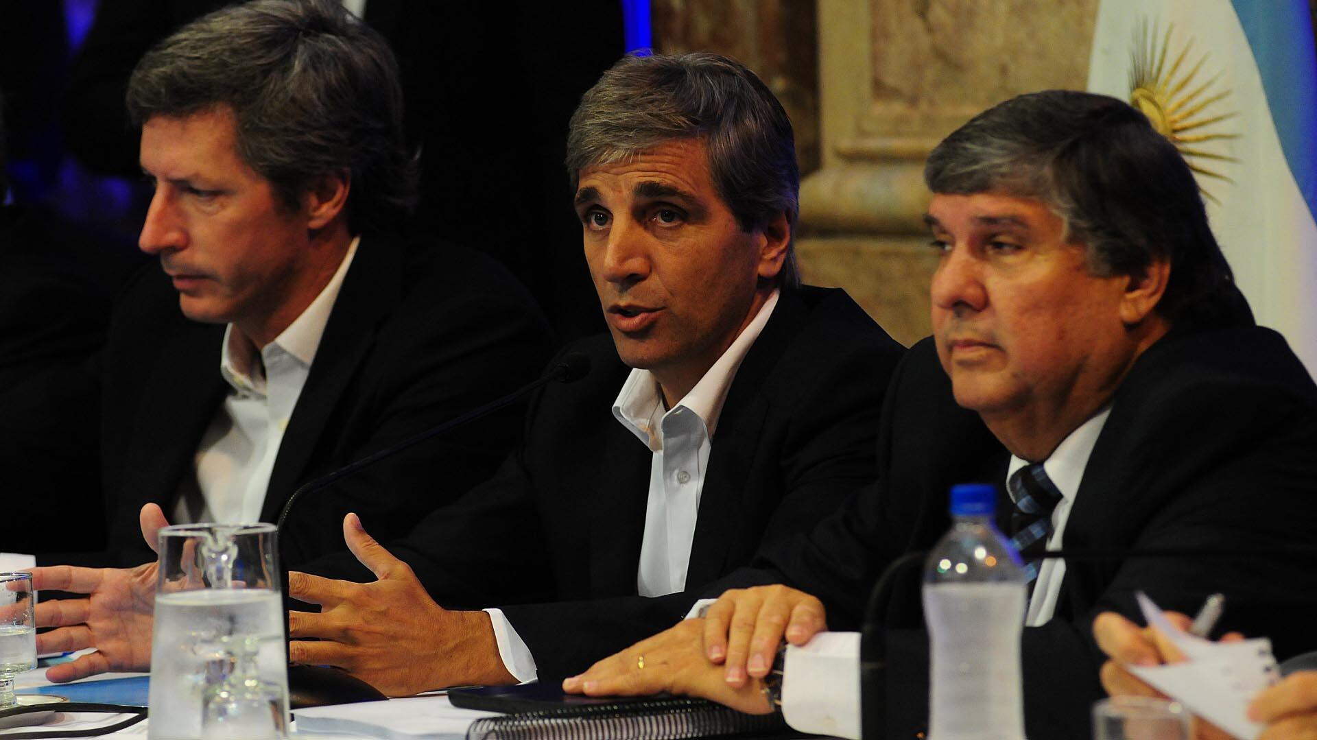 El ministro Caputo (centro) en 2018 cuando era funcionario de Cambiemos. Esta fue la última vez que asistió al Congreso a dar expliciones