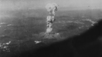 El periodista que hizo conocer el horror de la bomba de Hiroshima y la niña de las mil grullas que se convirtió en símbolo de la paz
