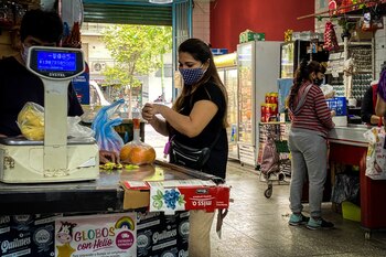 Una mujer compra alimentos en
