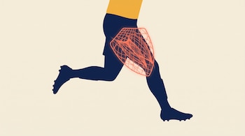 Silueta de las piernas de un futbolista corriendo en azul oscuro con una malla de líneas color coral sobre el muslo y fondo crema.