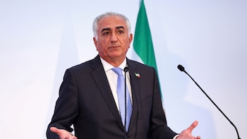 El exiliado Reza Pahlaví pidió