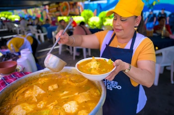 El Mercado Tinetti es conocido por su oferta constante de sopa de pata, lo que refuerza su posición como referente gastronómico en la capital. (Foto cortesía Alcaldía de San Salvador)