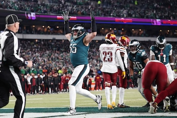 Johnson (65) fue uno de los primeros jugadores de la NFL en hablar públicamente sobre su experiencia con la ansiedad y la depresión (Bill Streicher-Imagn Images)
