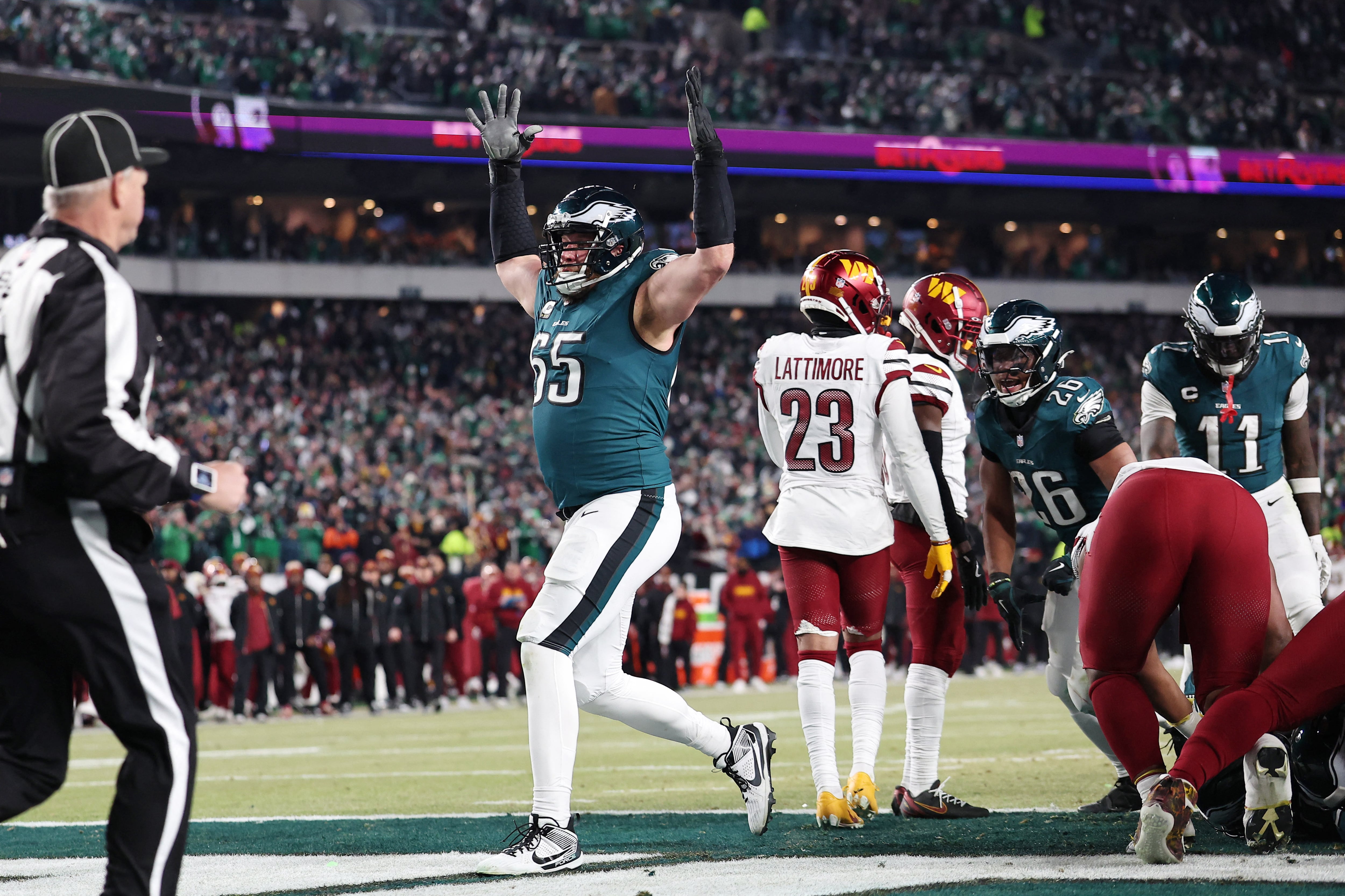Johnson (65) fue uno de los primeros jugadores de la NFL en hablar públicamente sobre su experiencia con la ansiedad y la depresión (Bill Streicher-Imagn Images)
