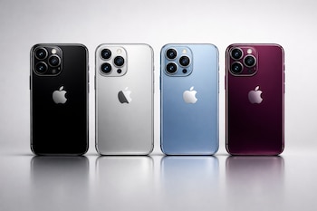 Cuatro teléfonos iPhone Pro alineados horizontalmente sobre un fondo gris claro, mostrando las partes traseras en negro, plata, azul claro y burdeos oscuro con el logo de Apple.