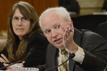 John Eastman (d), en una