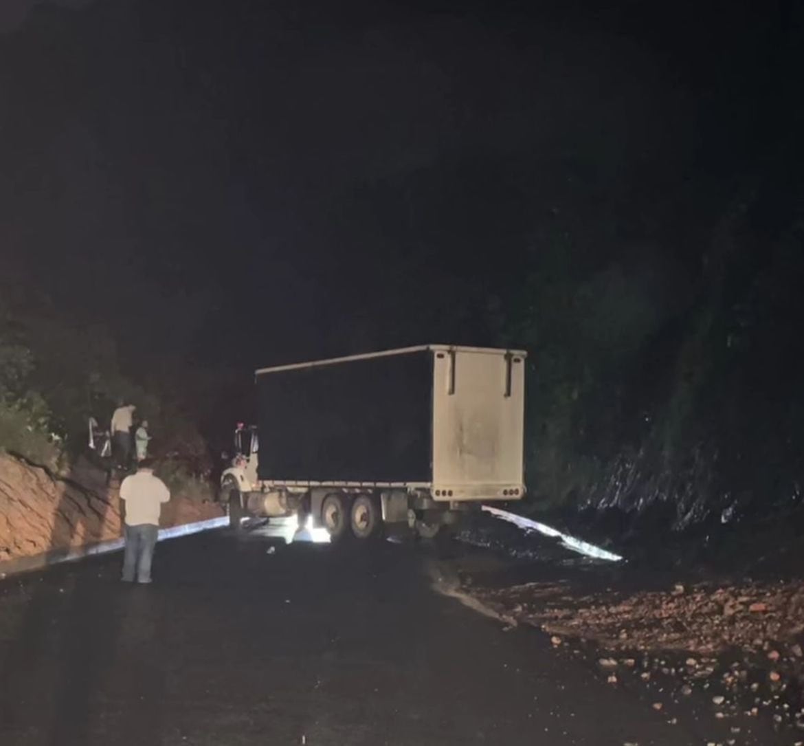 Bloqueo en la vía Pereira–Chocó: autoridades investigan instalación de supuesto paquete bomba