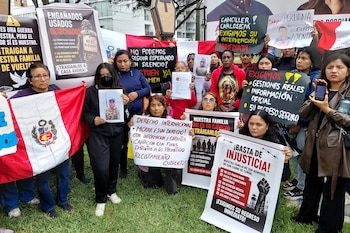 Familiares de peruanos reclutados por Rusia para luchar en la guerra contra Ucrania fueron captados el pasado 4 de agosto, durante una manifestación para que devuelvan a sus allegados, especialmente a los heridos, frente a la Embajada de Rusia, en Lima (Perú). EFE/Paula Bayarte