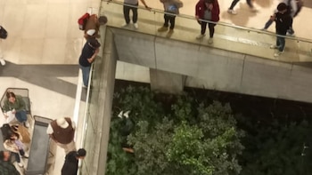 Una persona cayó del primer