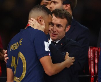 Macron y Mbappé tras la