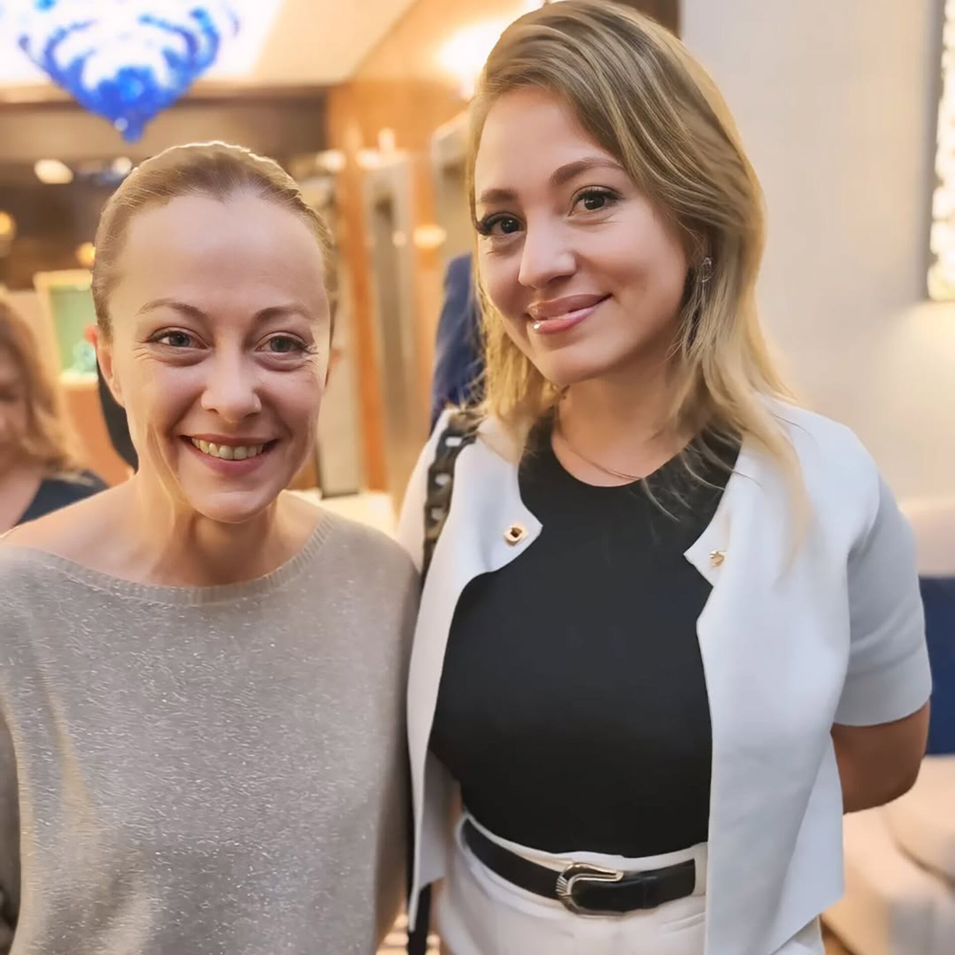 Rita Flores junto a la primer ministro italiana Giorgia Meloni