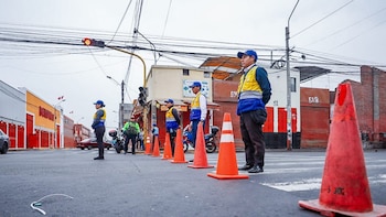Fiscalizadores, serenos y operarios municipales, con apoyo de la Policía Nacional del Perú, realizaron acciones desde las primeras horas del día para evitar la ocupación indebida del espacio público - Créditos: Municipalidad de Lima.