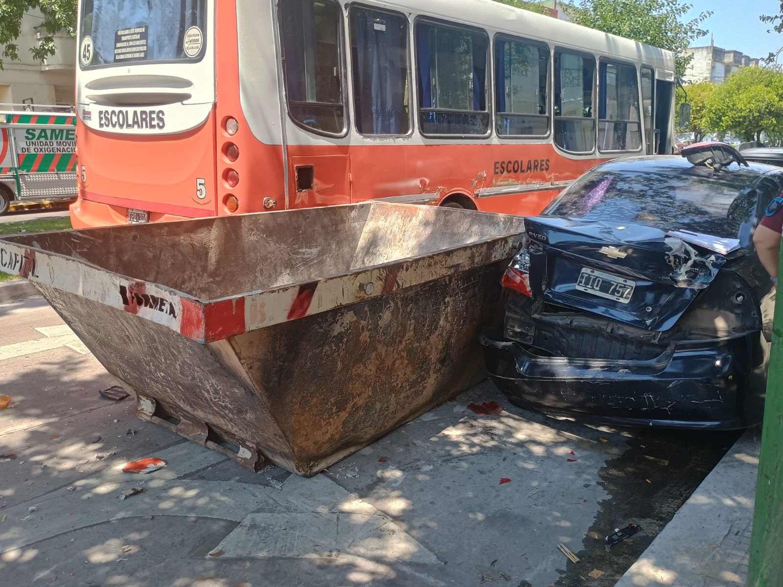 Un colectivo escolar con 28 niños impactó contra un contenedor en Avenida Asamblea y Carabobo, generando alarma en Parque Chacabuco