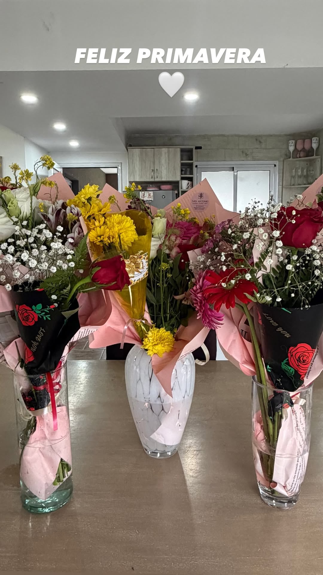 Los ramos de flores que llevó Thiago para sus dos hijas y su expareja (Instagram)