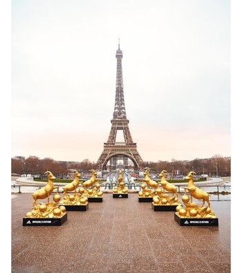 La Torre Eiffel amaneció con