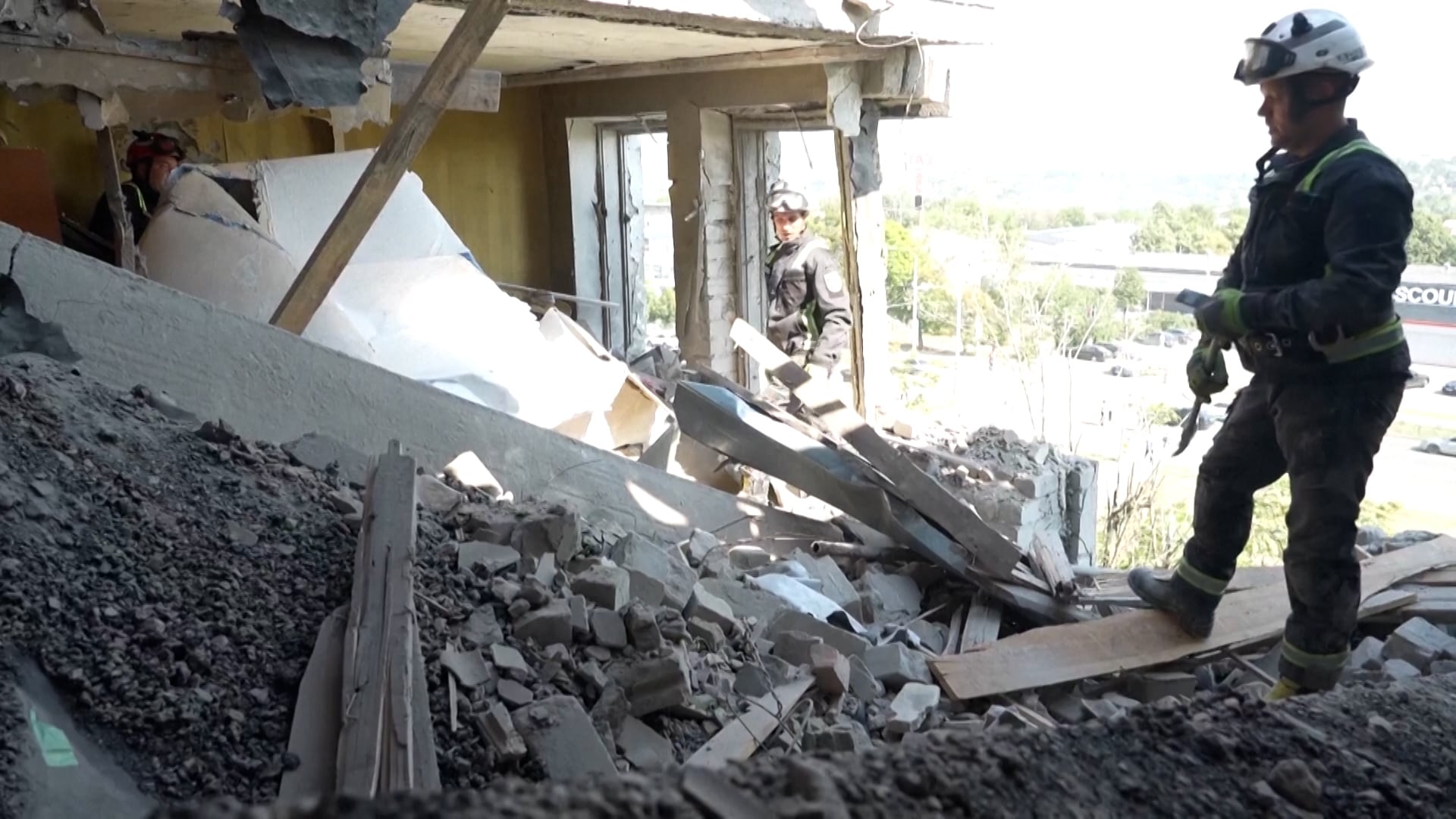 Escombros esparcidos en el lugar donde un misil ruso impactó contra un edificio residencial en Kharkiv, el 8 de julio de 2026 (REUTERS)