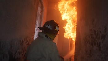 Coreano prende fuego su casa y se lanza desde el segundo nivel durante un desalojo judicial en Guatemala