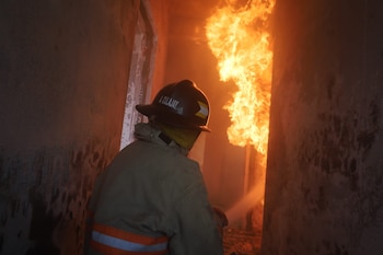 Los Bomberos Voluntarios controlaron el incendio en Mixco, Guatemlaa y trasladaron a la víctima en estado crítico al Hospital Roosevelt.