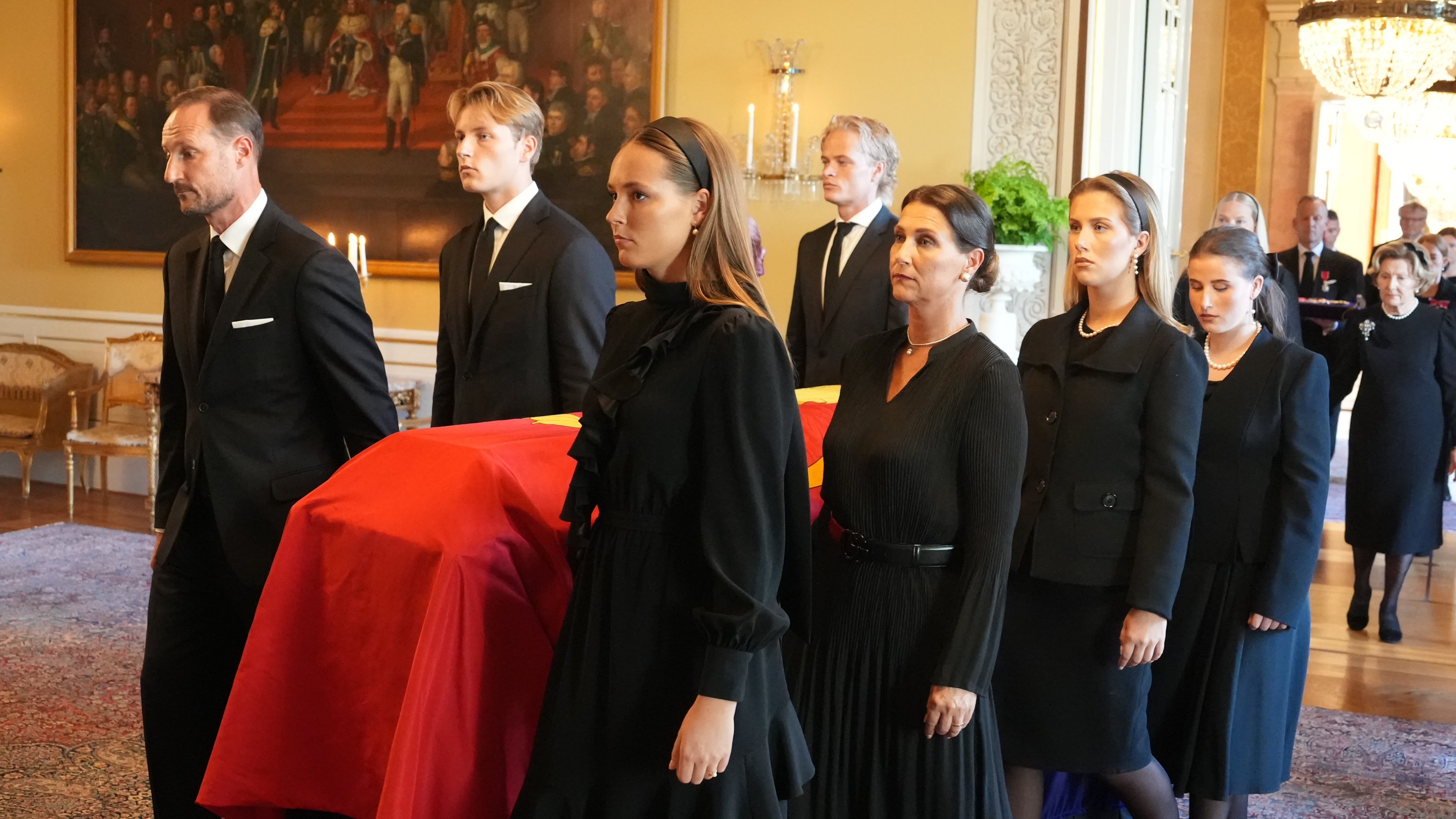 El féretro del rey Harald V es trasladado desde el Salón Rojo a la Capilla del Palacio, acompañado por miembros de la familia real. (EFE/EPA/OLE BERG-RUSTEN / POOL NORWAY OUT)