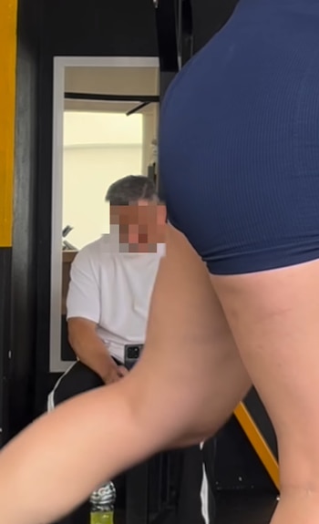 El sujeto en diversas veces es captado grabando la parte intimida de la joven sin su consentimiento.